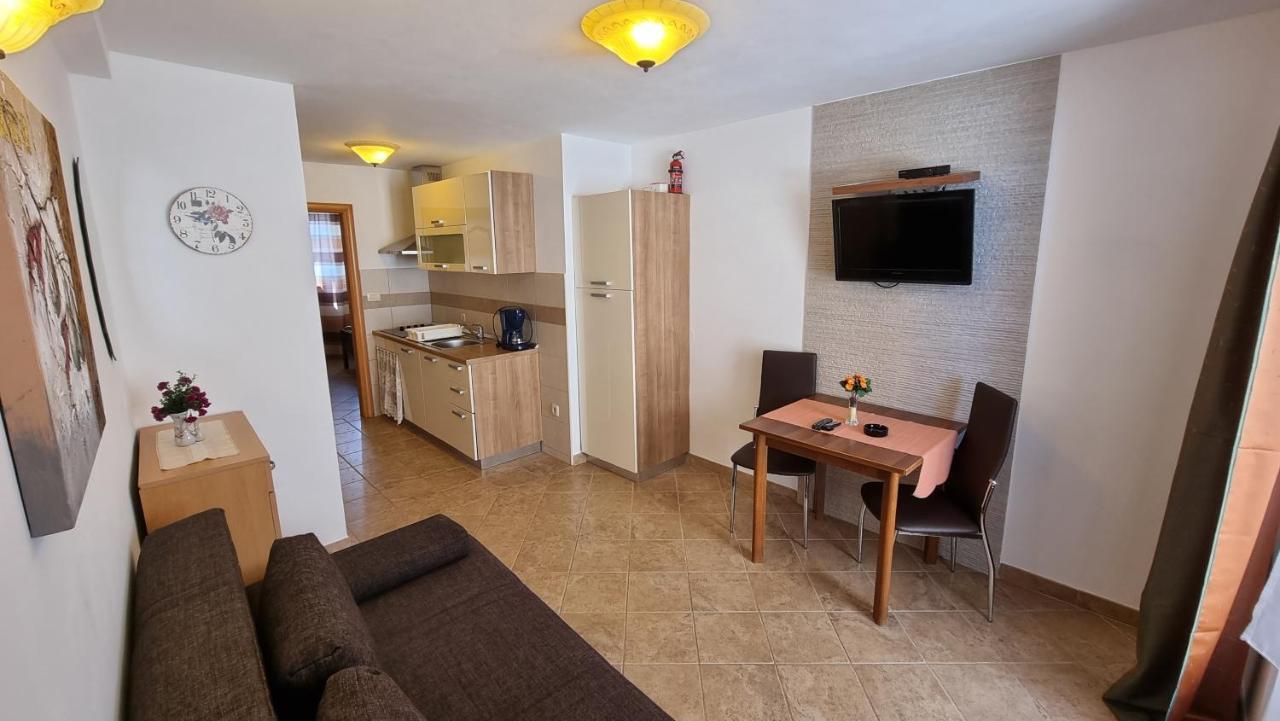 Apartmani Sidro Malinska Exteriör bild