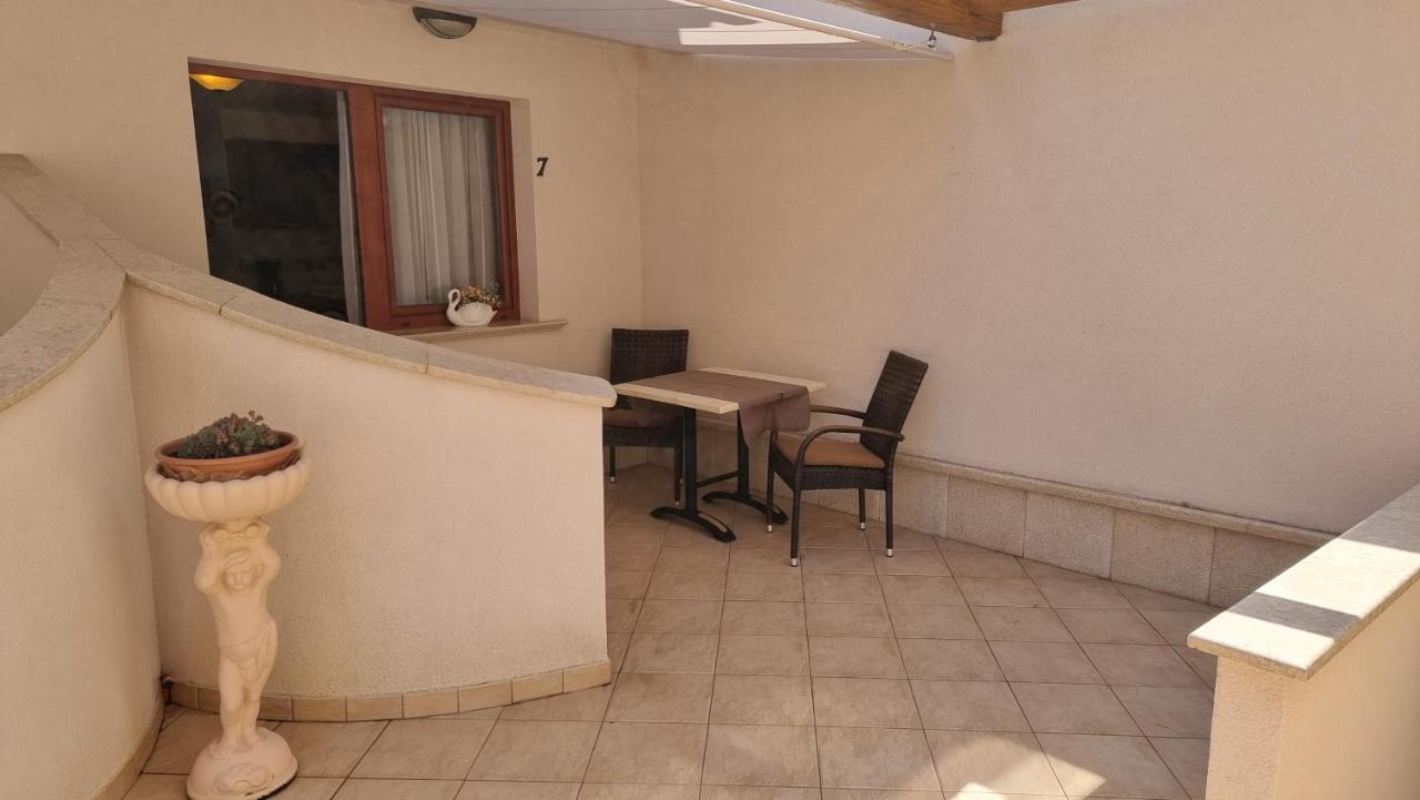 Apartmani Sidro Malinska Exteriör bild