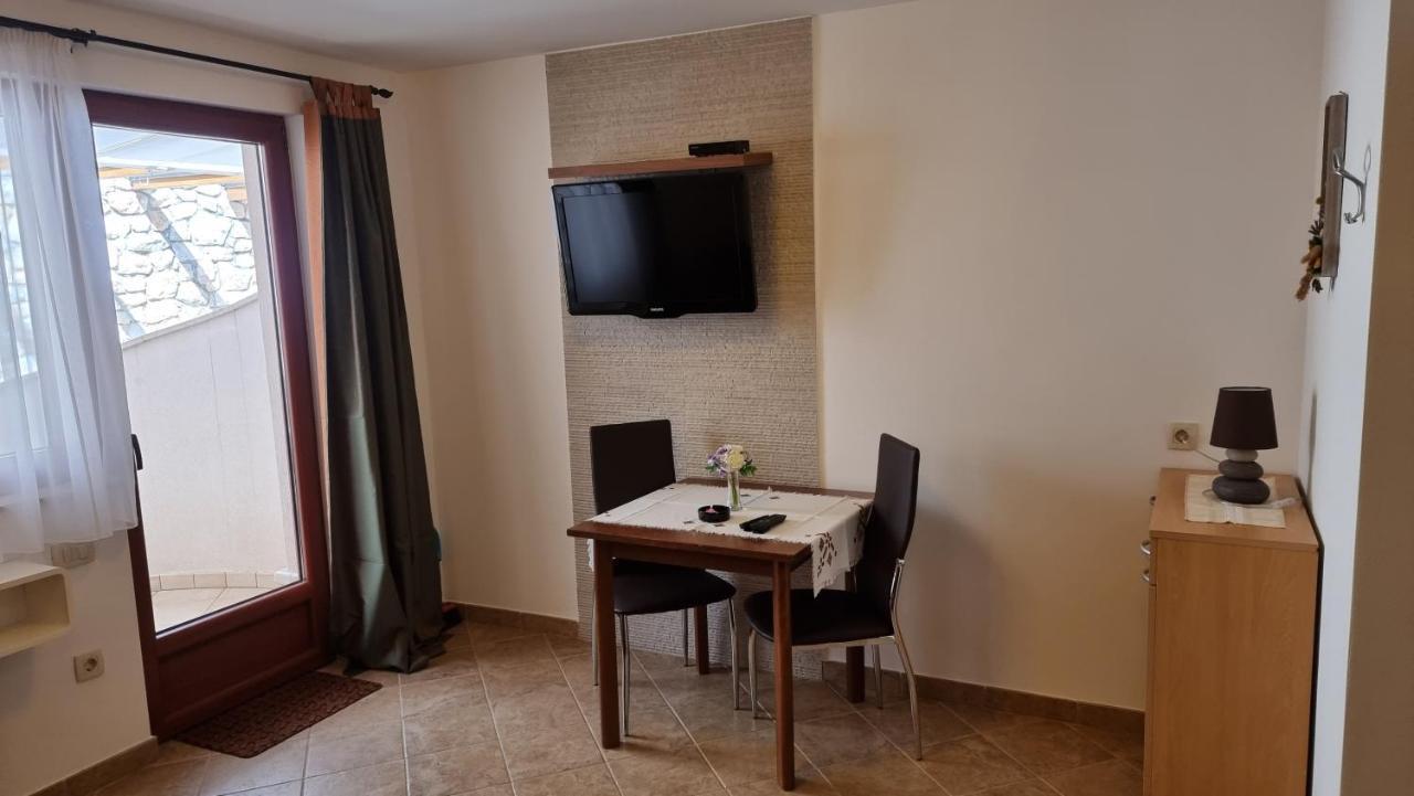 Apartmani Sidro Malinska Exteriör bild