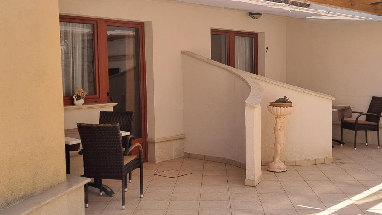 Apartmani Sidro Malinska Exteriör bild